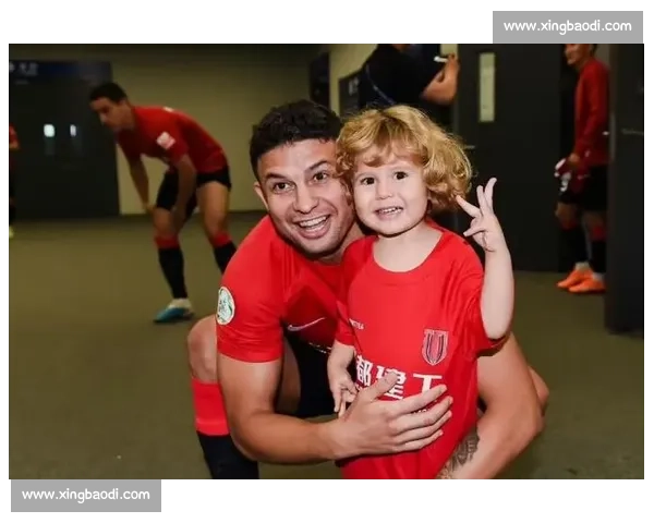 女球迷喊 “挡着我了”!小熊艾克森成进球 “障碍物”? 女球迷喊 “挡着我了”!小熊艾克森成进球 “障碍物”?