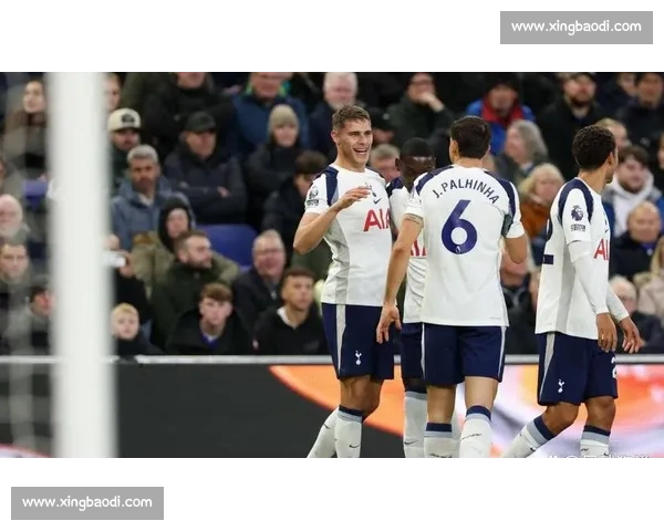 半场：范德芬双响破僵 热刺 2-0 埃弗顿，奥布赖恩进球遭吹